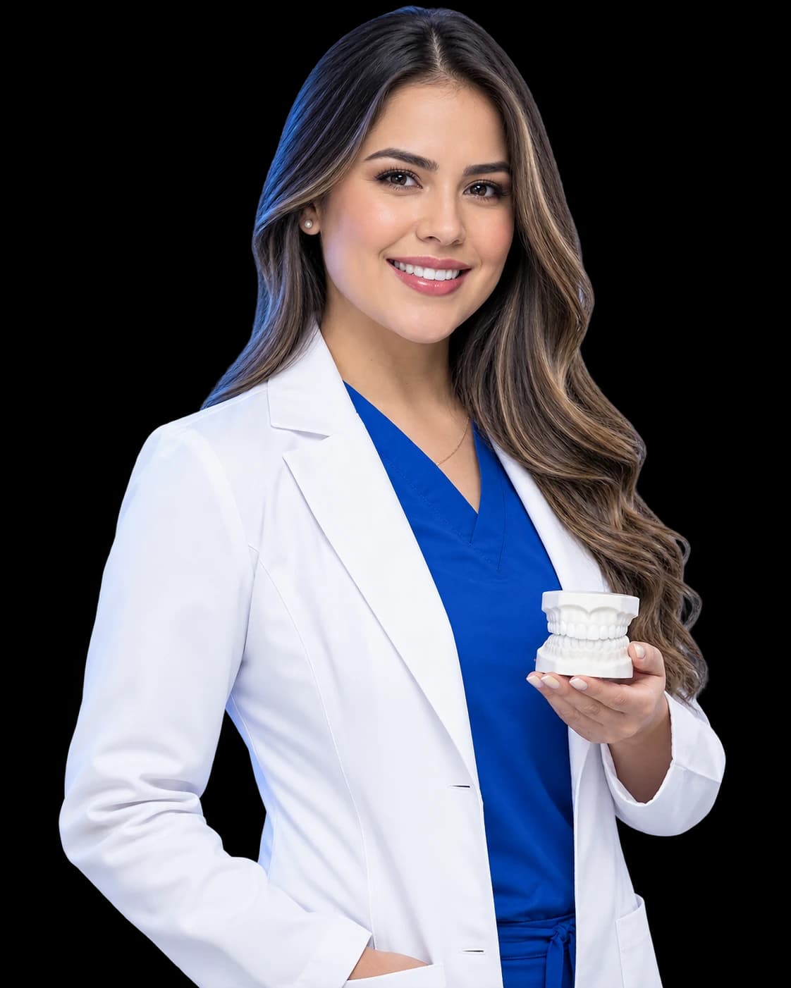 Odontóloga con delantal blanco sosteniendo un modelo de arcada dental